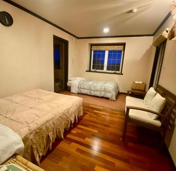 패밀리 룸, Miles Town