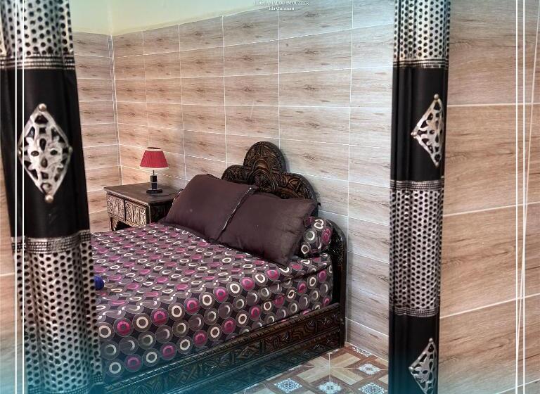 اتاق لوکس خانوادگی, Amalou