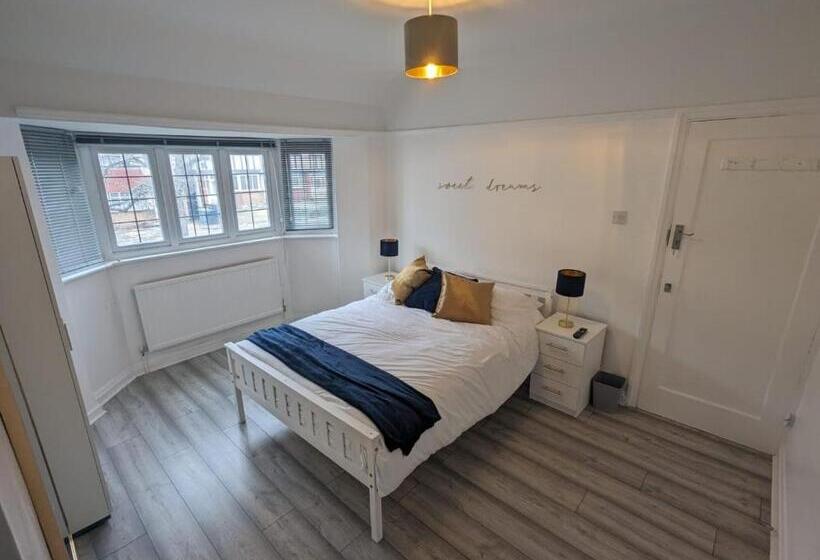 Номер Deluxe, The Manor Guest House In Wembley