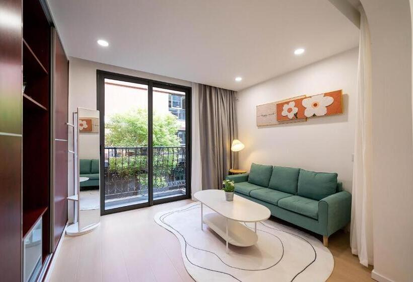 شقة غرفة واحدة, Cloud Expo Apartment