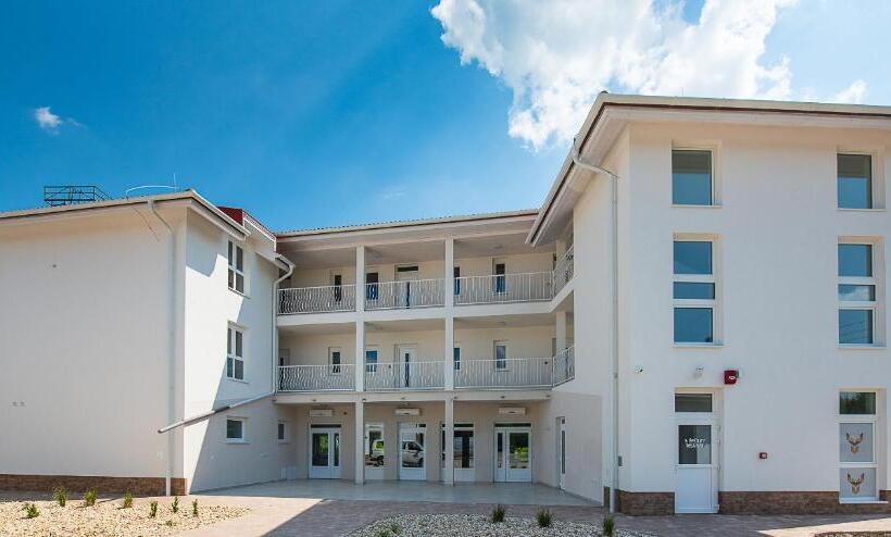 ２ベッドルームアパートメント, Aranyszarvas Panzió, étterem és Grillterasz