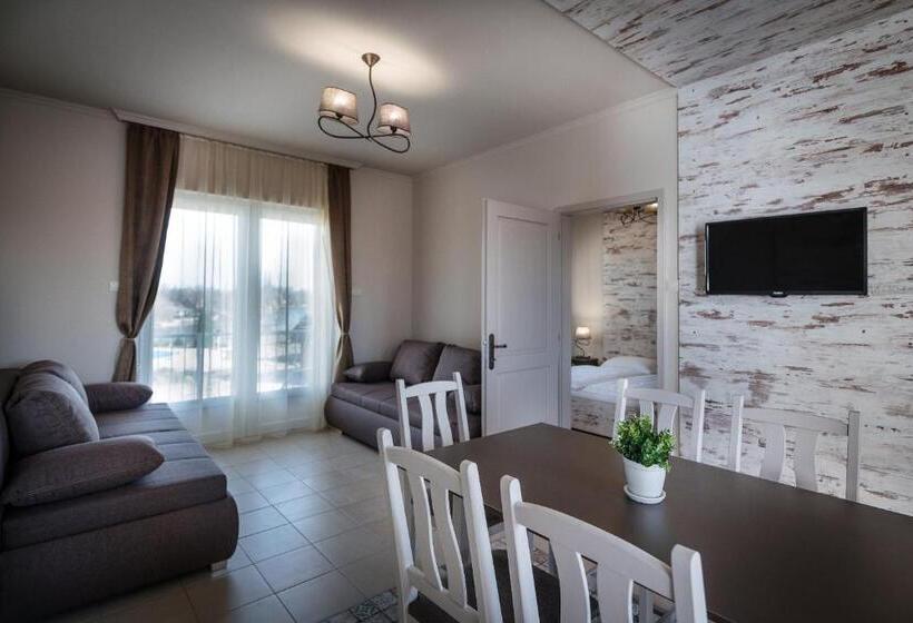 １階の１ベッドルームアパートメント, Aranyszarvas Panzió, étterem és Grillterasz