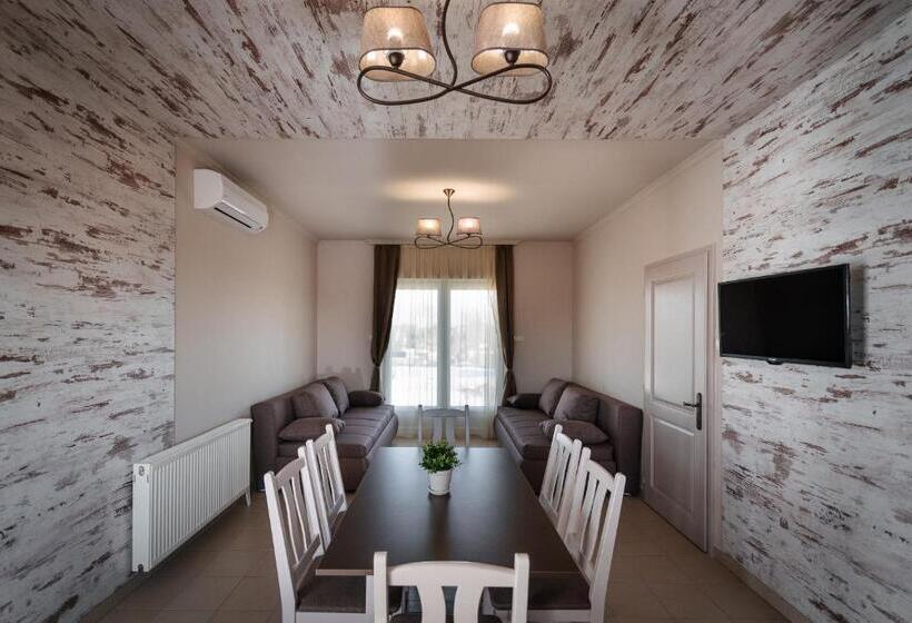 １階の１ベッドルームアパートメント, Aranyszarvas Panzió, étterem és Grillterasz