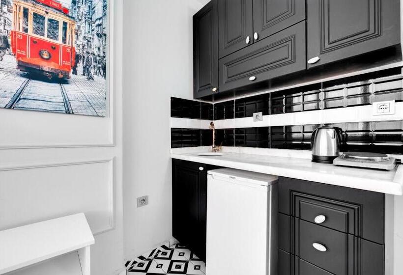 Delüks Oda, Portist