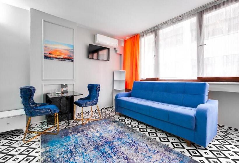 Delüks Oda, Portist