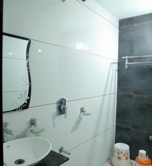 デラックスルーム, The Gir Polo Club