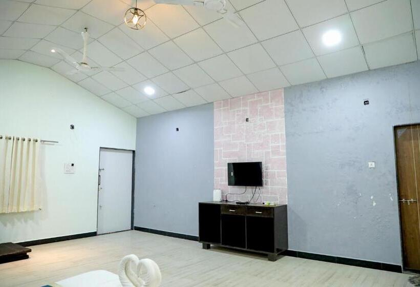 デラックスルーム, The Gir Polo Club