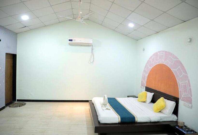 デラックスルーム, The Gir Polo Club