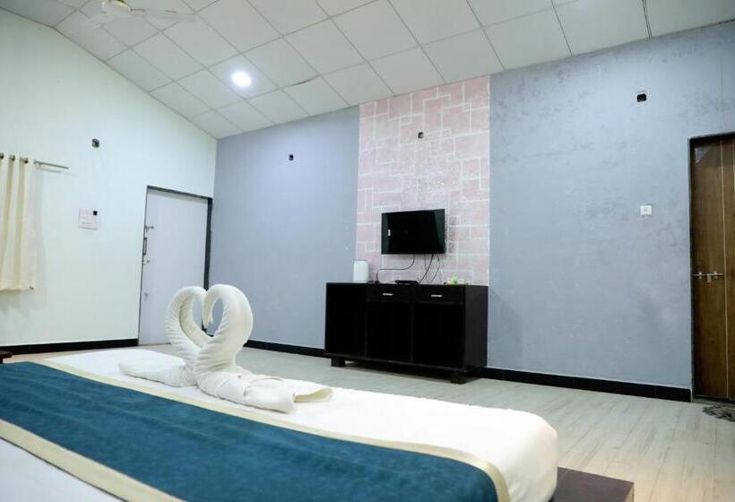 デラックスルーム, The Gir Polo Club