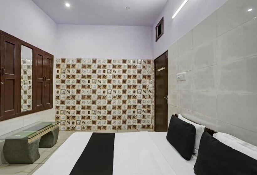 اتاق کلاسیک سه تخته, Oyo Hotel Girdhar