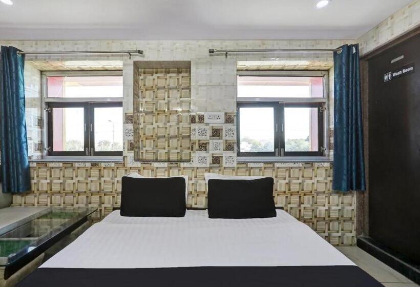 اتاق کلاسیک سه تخته, Oyo Hotel Girdhar