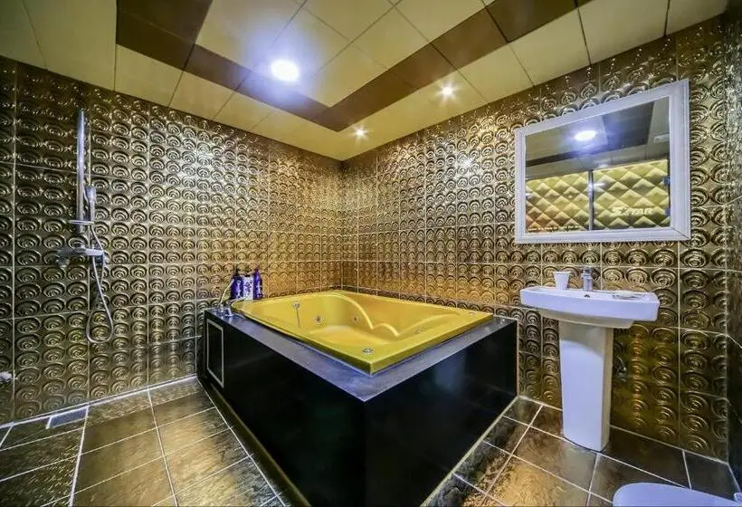 سوئیت با تخت بزرگ, Star Motel