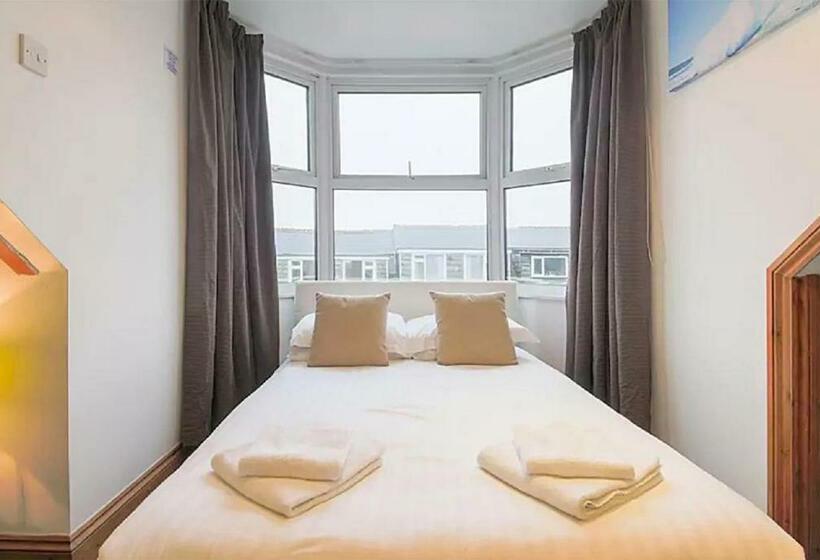 חדר סטנדרט לארבעה, Town Lodge