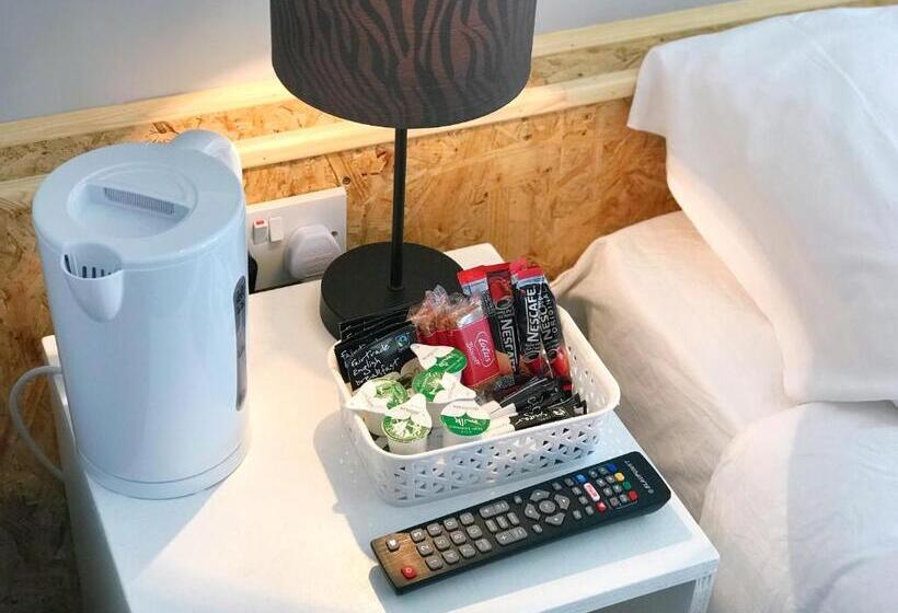 חדר משפחתי, Town Lodge