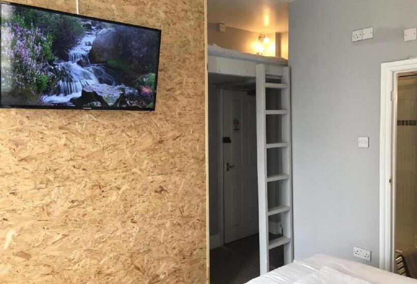 חדר משפחתי, Town Lodge