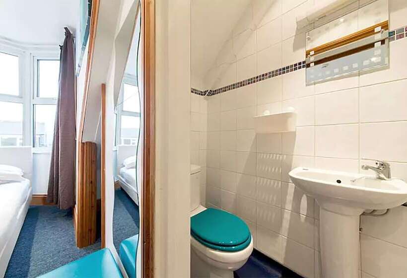 חדר משפחתי, Town Lodge