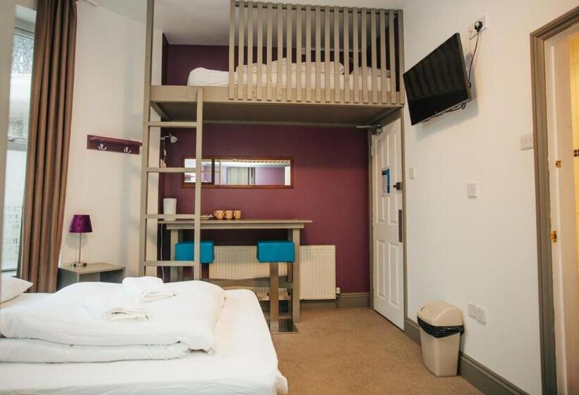 חדר משפחתי, Town Lodge