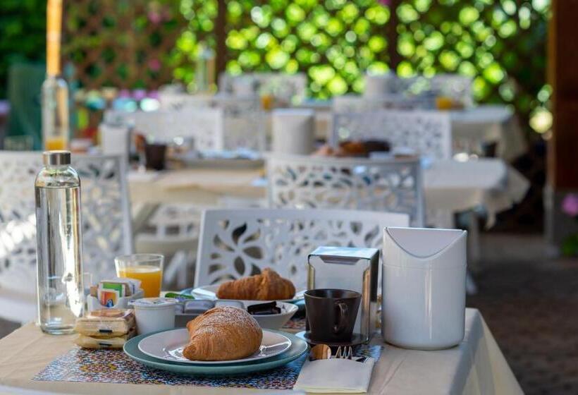 غرفة قياسية ثلاثية مطلة علي الحديقة, Bed And Breakfast Marlè