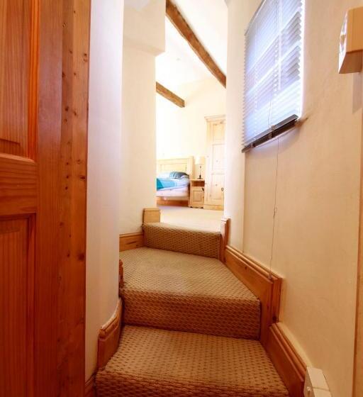 غرفة قياسية مزوَّدة بجاكوزي, Centre Of Britain