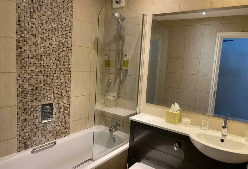 スタンダードトリプルルーム, Croft Court