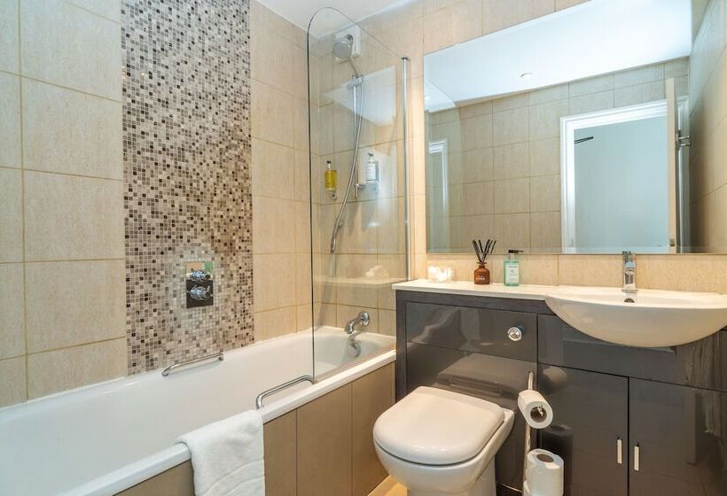 スタンダードルーム, Croft Court