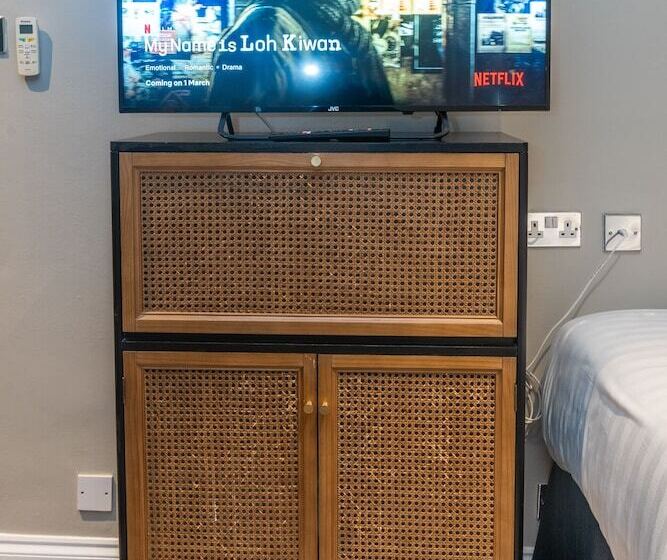 スタンダードトリプルルーム, Croft Court