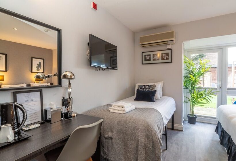 庭の見えるスタンダードトリプルルーム, Croft Court