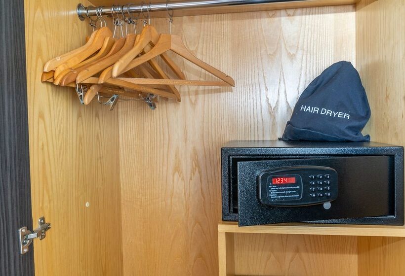 庭の見えるスタンダードトリプルルーム, Croft Court