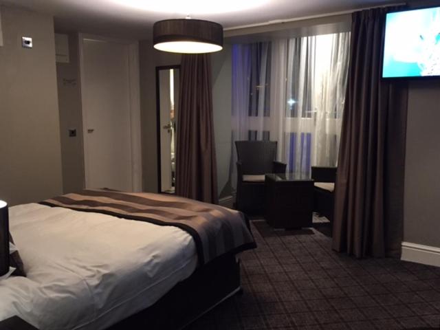 اتاق استاندارد با بالکن, The Angel Hotel Wetherspoon