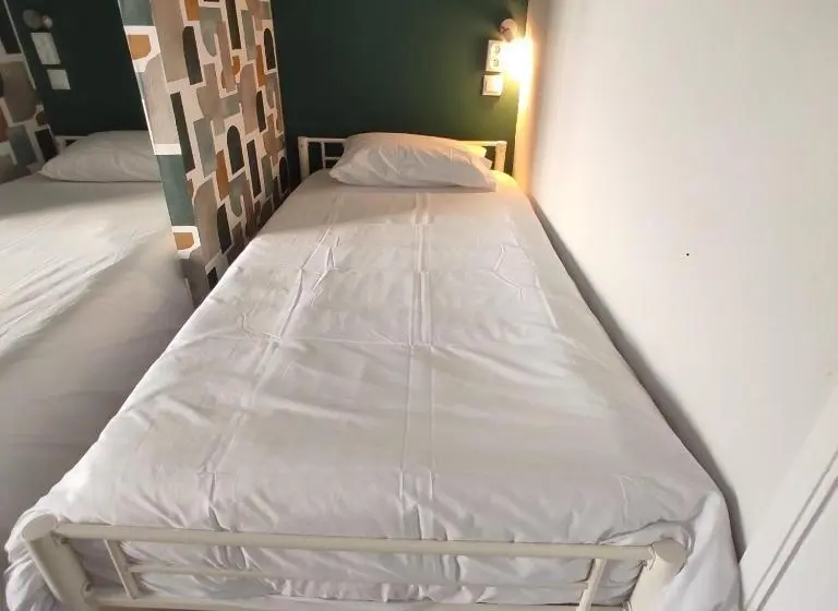 ルームシェアのワンベッド, Aerostay Hostel