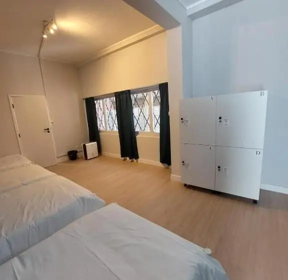 ルームシェアのワンベッド, Aerostay Hostel