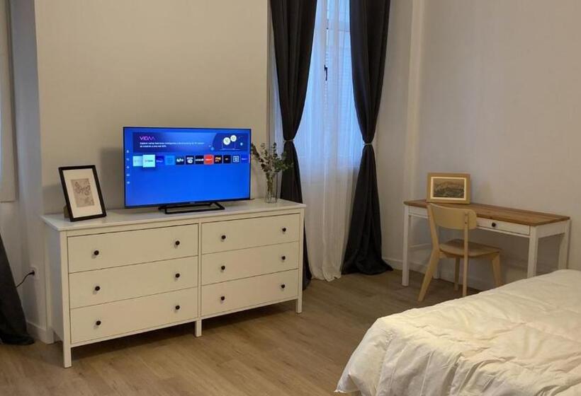 اتاق استاندارد با سرویس بهداشتی مشترک, Suites Larios