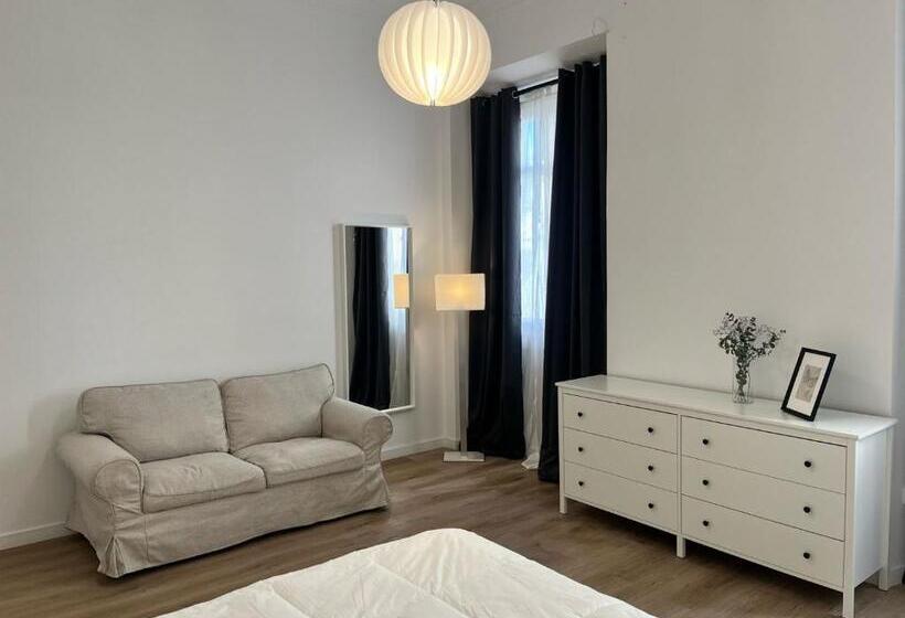 اتاق استاندارد با سرویس بهداشتی مشترک, Suites Larios