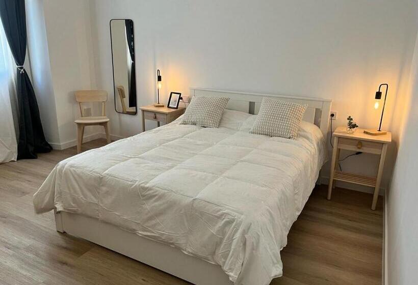 اتاق استاندارد با سرویس بهداشتی مشترک, Suites Larios