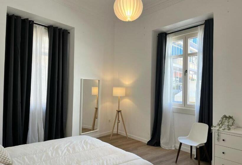 اتاق استاندارد با سرویس بهداشتی مشترک, Suites Larios