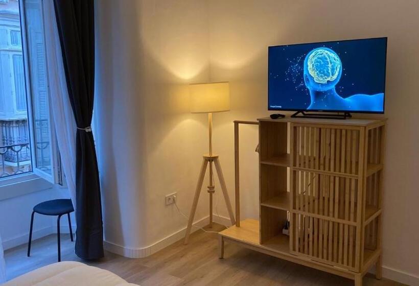 اتاق استاندارد با سرویس بهداشتی مشترک, Suites Larios