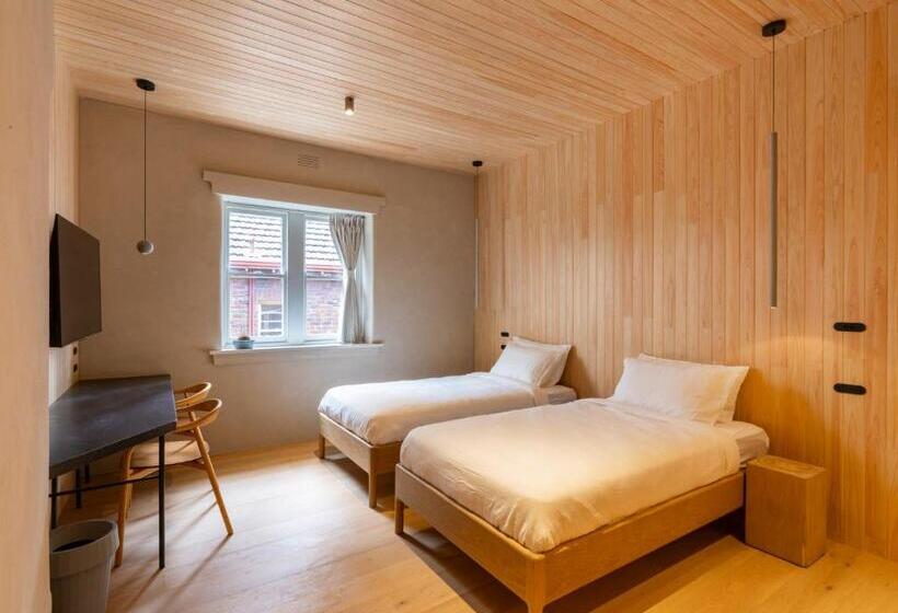 غرفة عائلية, In The Brick Spa And