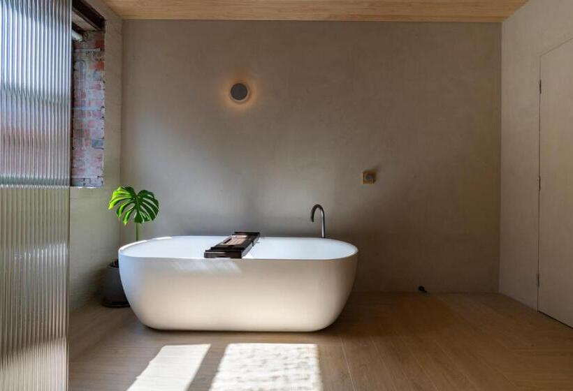 غرفة عائلية, In The Brick Spa And