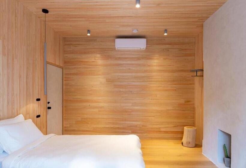 غرفة عائلية, In The Brick Spa And