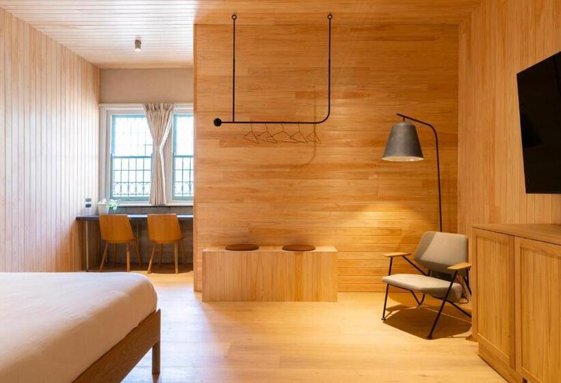 غرفة عائلية, In The Brick Spa And