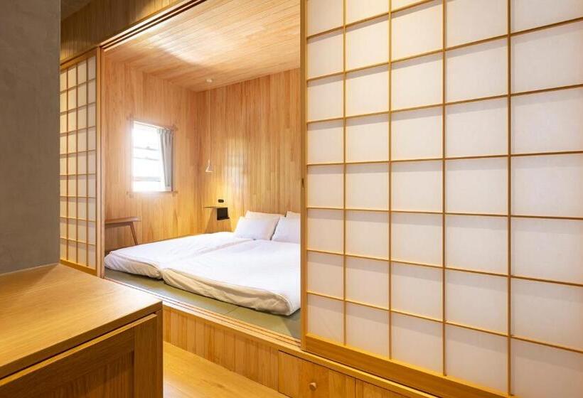 غرفة قياسية, In The Brick Spa And