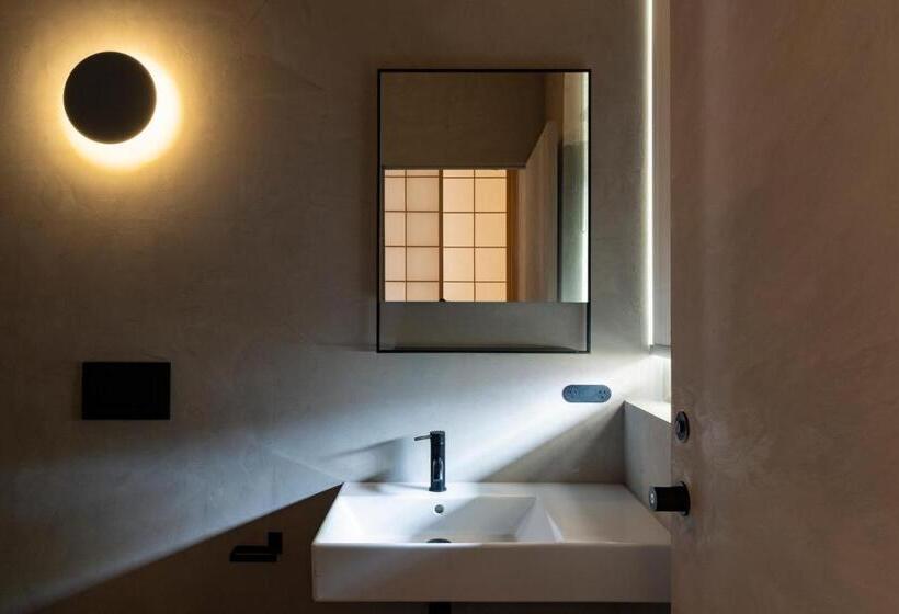 غرفة قياسية, In The Brick Spa And