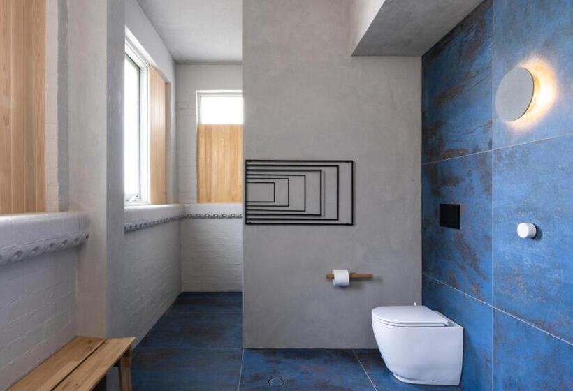 اتاق لوکس, In The Brick Spa And