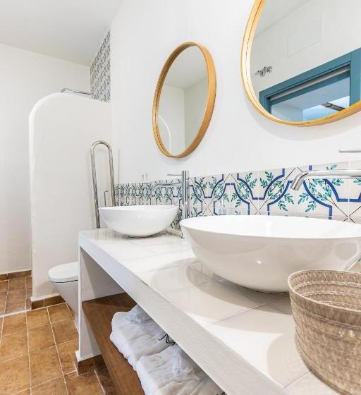 غرفة قياسية لذوى الاحتياجات الخاصة, Rural Virgen María