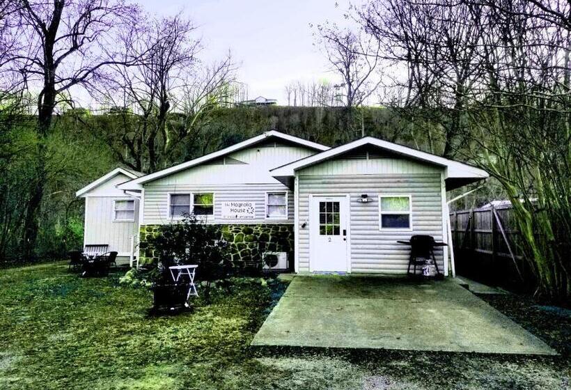 إستوديو ديلوكس, The Magnolia House