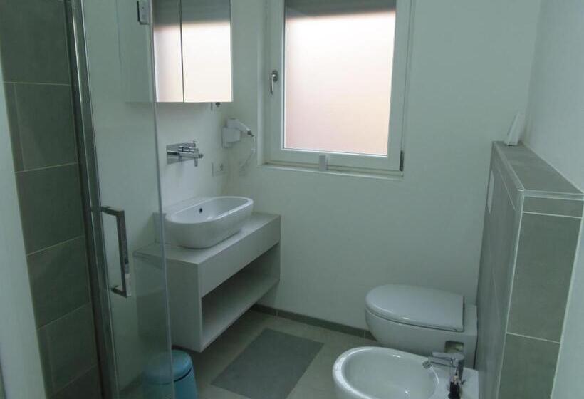 اتاق استاندارد با سرویس بهداشتی مشترک, Apartaments Claudia Augusta