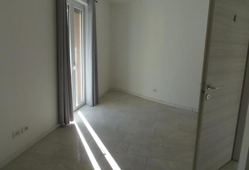 اتاق استاندارد با سرویس بهداشتی مشترک, Apartaments Claudia Augusta