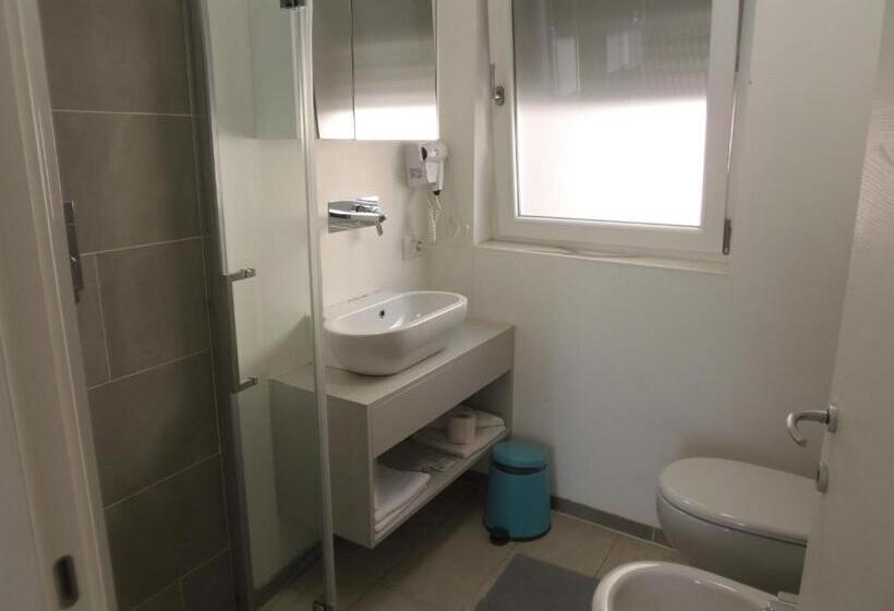 اتاق استاندارد با سرویس بهداشتی مشترک, Apartaments Claudia Augusta