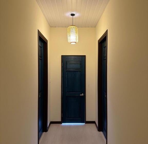 חדר סטנדרט לשלושה, Tranquera House