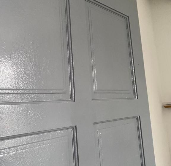 标准单人间, Rumahrehatandco